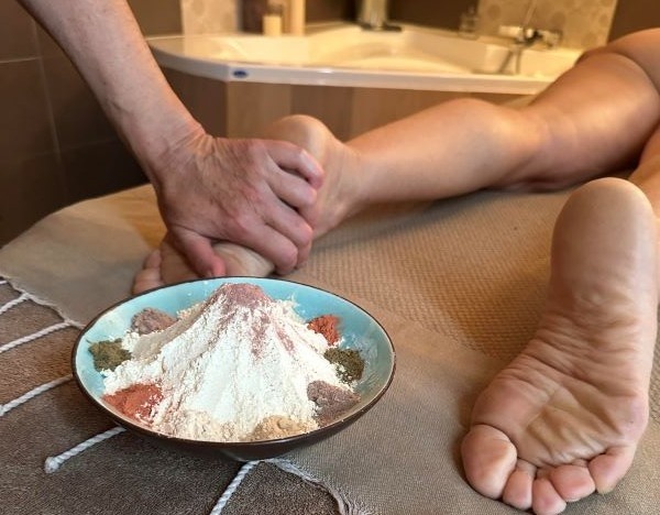 Massage gommage ayurvédique Udvartana des pieds avec la poudre de pois chiches, plantes et épices – Le Monde Sensible Montpellier
