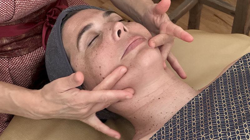 Massage lifting anti-âge visage kobido – Le Monde Sensible Montpellier
