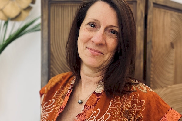 Anouck : portrait d'une masseuse à l'énergie solaire au Monde Sensible à Montpellier